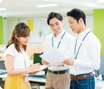 カレンダーの内容を見る社員たち