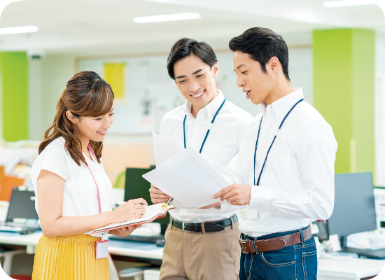 カレンダーの内容を見る社員たち